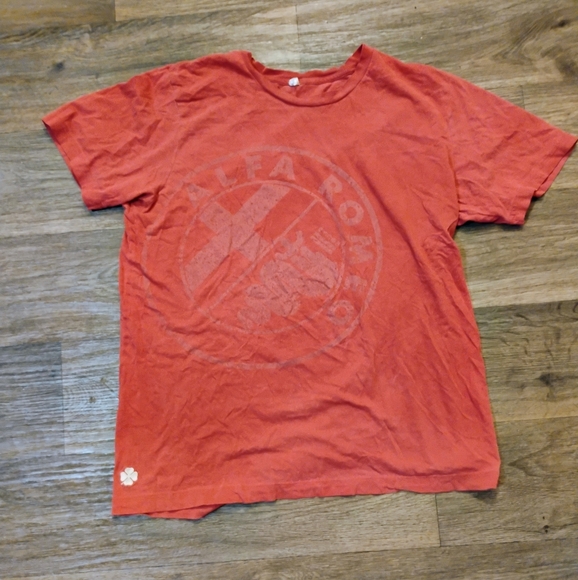 Alfa Romeo with the the Quadrifoglio (four-leaf clover) Red T-shirt. - Picture 2 of 9